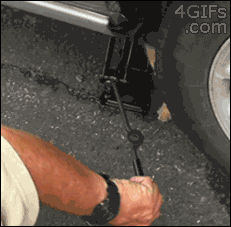 gatinho-trocando-pneu